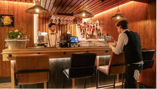 Paletti 1 Paletti owners chatting at the bar