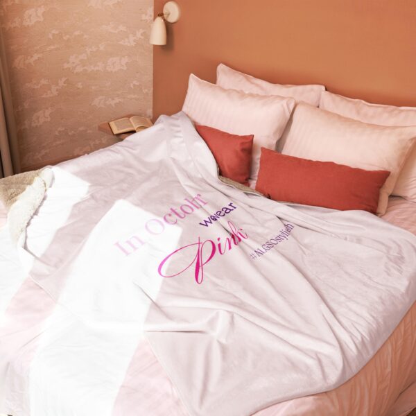 Sherpa blanket "In October we wear pink" - Image 3